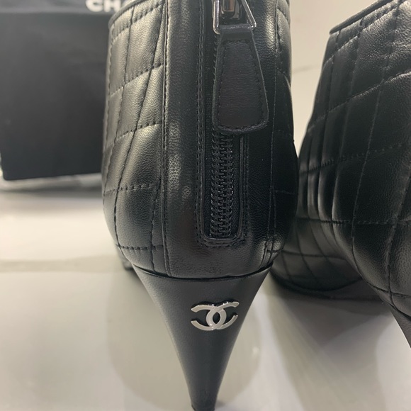Chanel booties size 40 color black with silver cc new soles - Picture 6 of 13